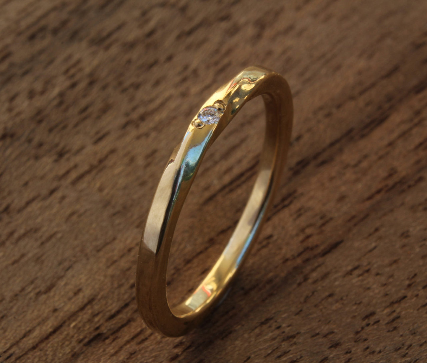 Twisted band 18ct Yellow Gold Ring with a grain set Diamond