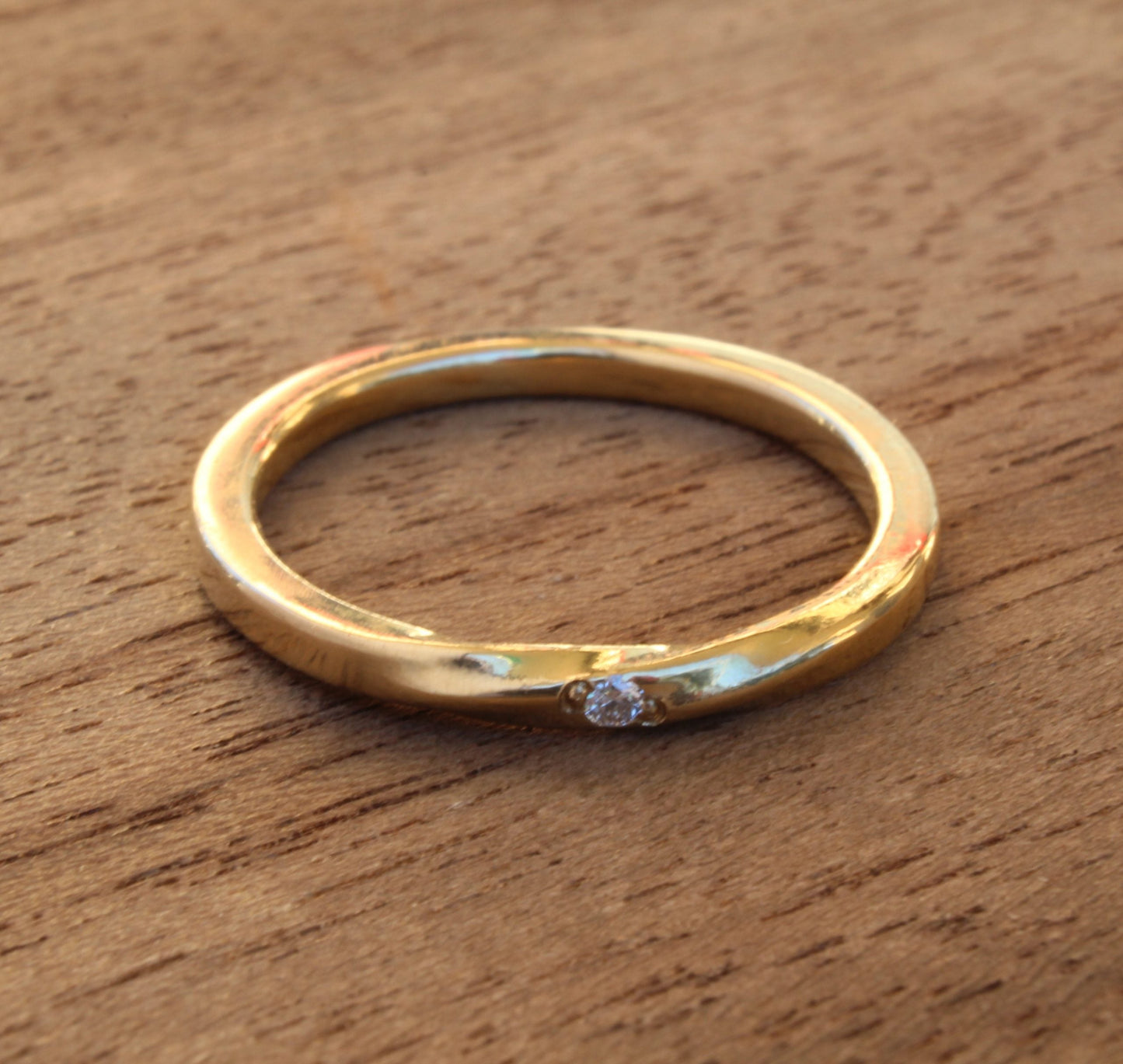 Twisted band 18ct Yellow Gold Ring with a grain set Diamond