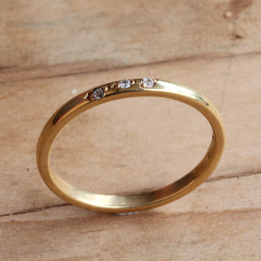 18ct yellow gold ring with 3 grain set diamonds