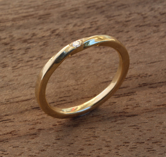 Twisted band 18ct Yellow Gold Ring with a grain set Diamond